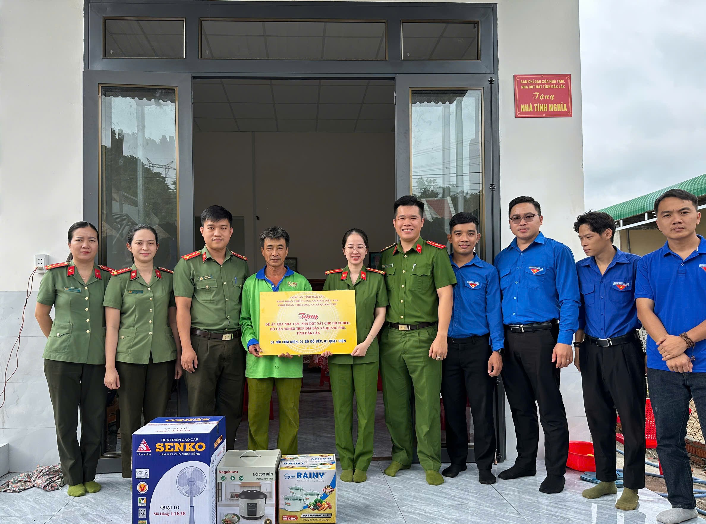 Thăm, tặng quà cho các hộ gia đình